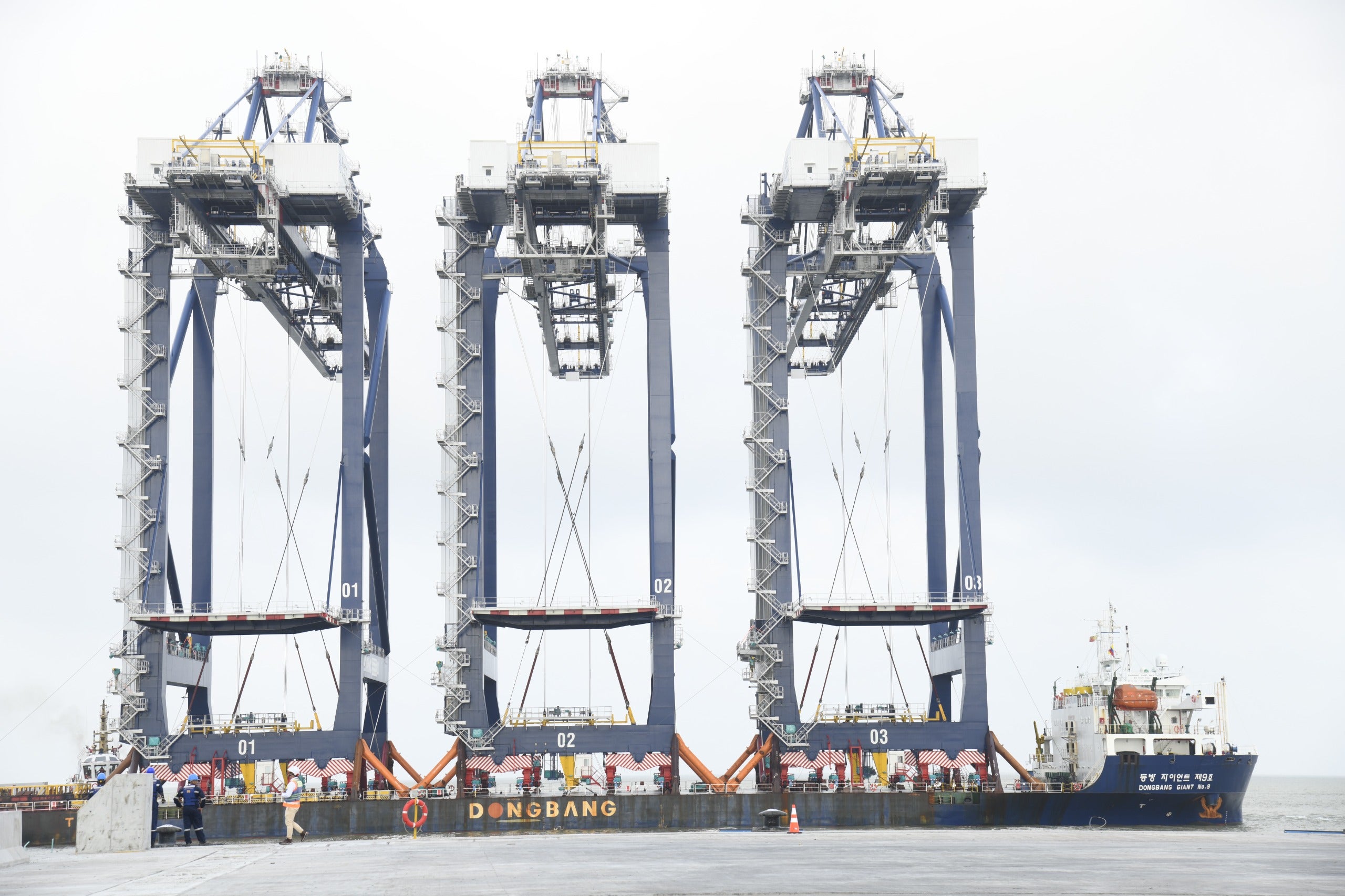 Gruas en Puerto Antioquia