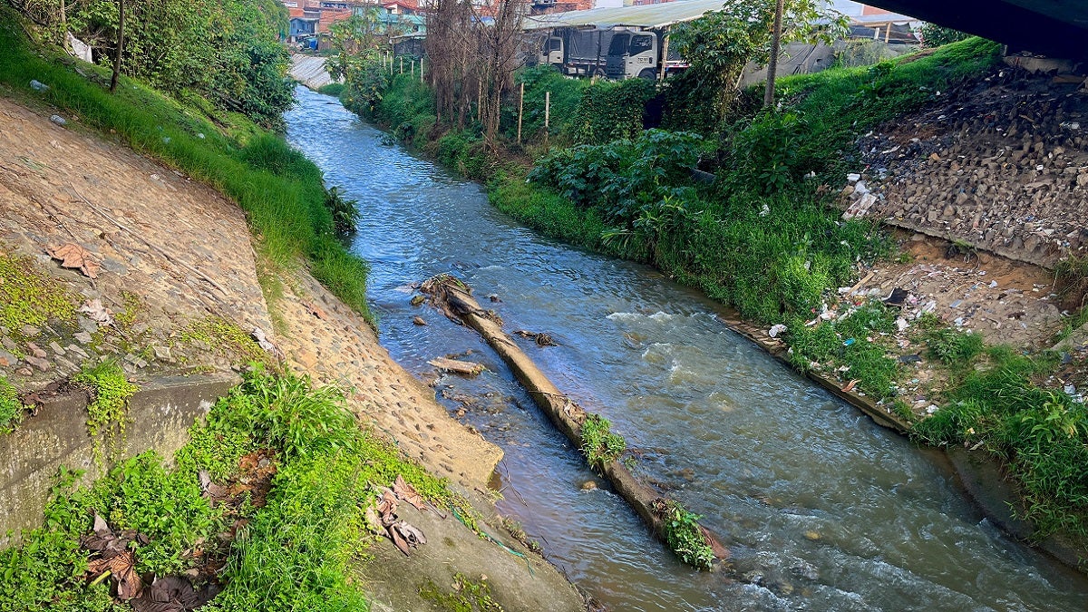 Obra de reposición del colector de aguas residuales en Guarne