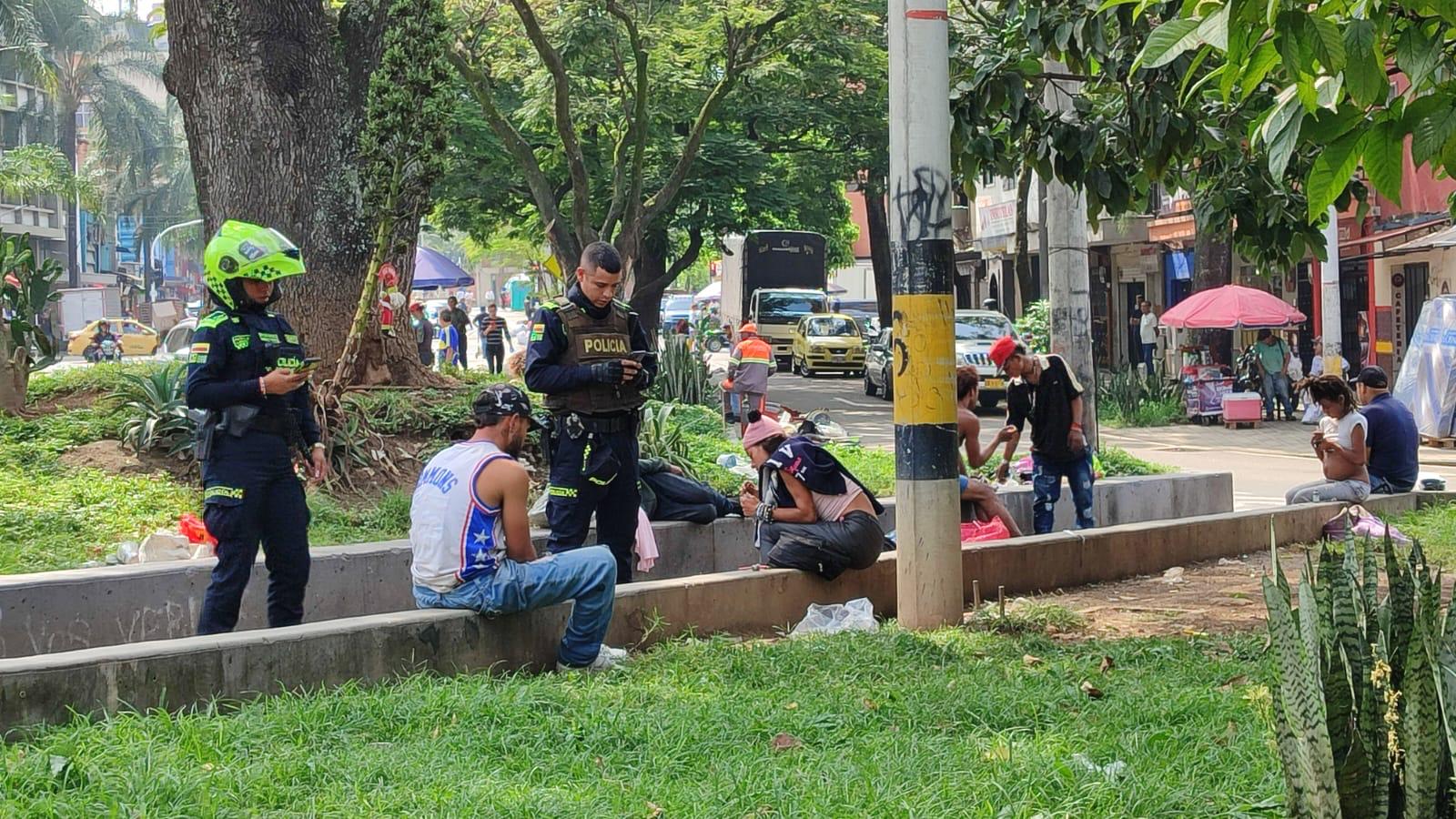 Medellín retiró 45 cambuches y recogió cinco toneladas de basura cerca a la famosa Plaza Botero