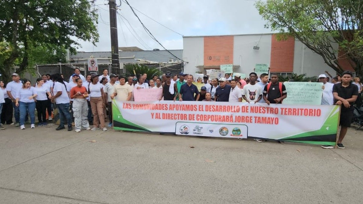 Aunque se suspendió el Consejo Extraordinario de Corpouraba, algunos funcionarios realizaron un plantón en defensa de su gestión. La senadora Isabel Zuleta realizará control político a la entidad.