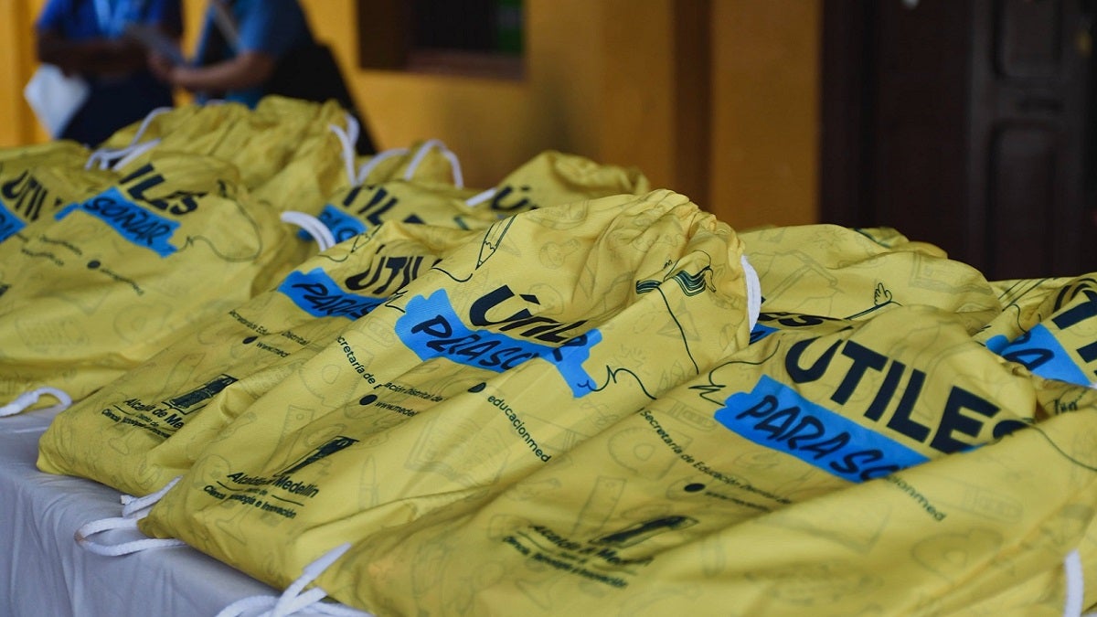 Kits escolares entregados en Medellín