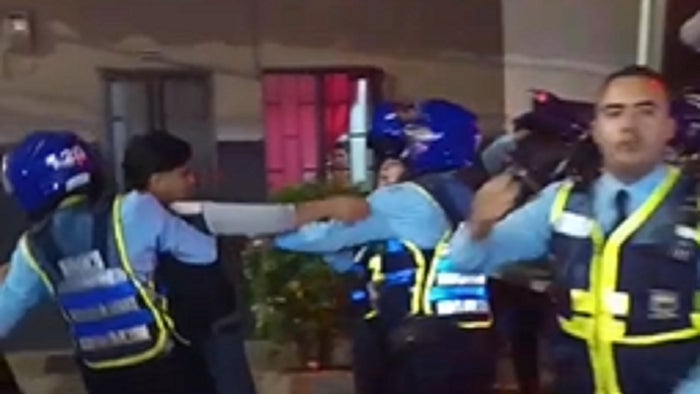 Pelea entre agentes de tránsito y un ciudadano en Bello