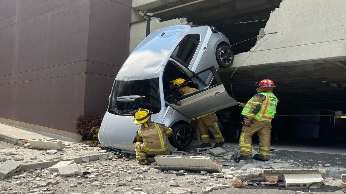 Vehículo cayó desde un parqueadero en unidad residencial