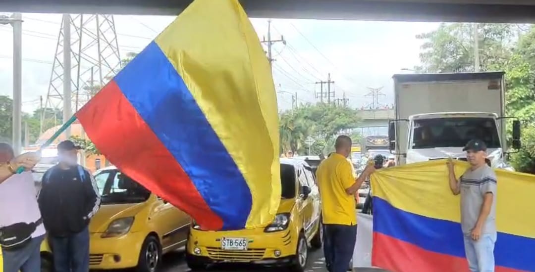 Bloqueo en el sur del valle de Aburrá por pro de taxistas