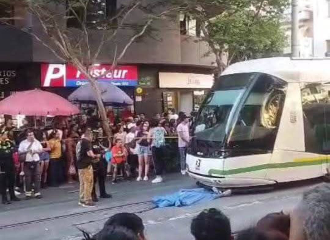 Peatón murió arrollado por el tranvía en Medellín