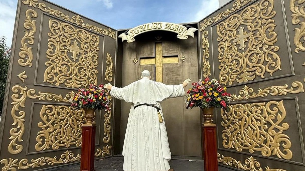 Monumento en tamaño real del Papa Francisco en la iglesia La Natividad de Valledupar.