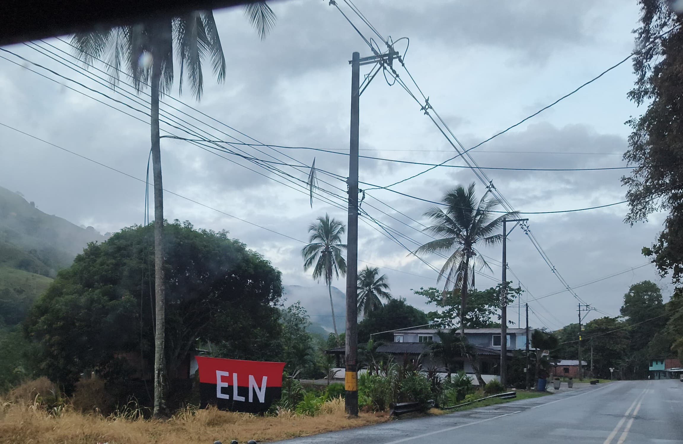 ELN instaló un artefacto explosivo y una bandera alusiva al grupo ilegal en vía clave de Valdivia