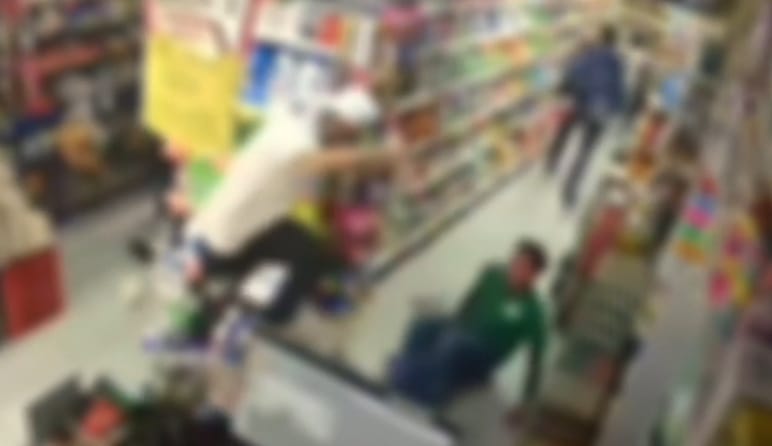 Video: Policías frustran intento de homicidio en supermercado de Medellín