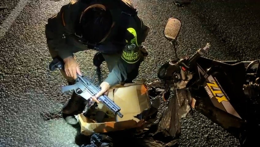 Sorprenden a sujeto con dos fusiles de largo alcance en una carretera de Ciudad Bolívar