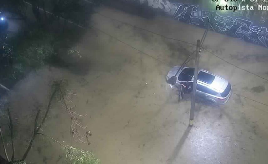 Caos y vías inundadas en las lluvias en Medellín