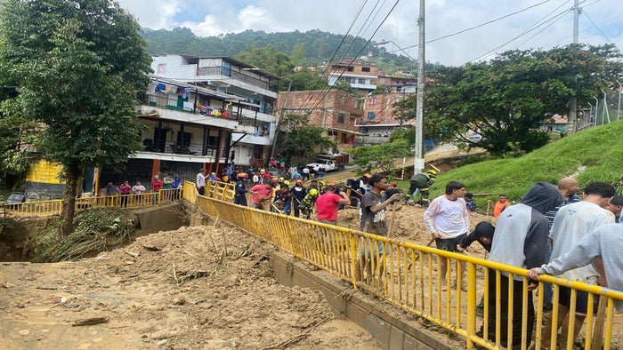 Más de 100 ciudadanos salieron de sus casas con picos y palas para ayudar a los organismos de socorro a limpiar el material rocoso de las vías en el corregimiento de Altavista.