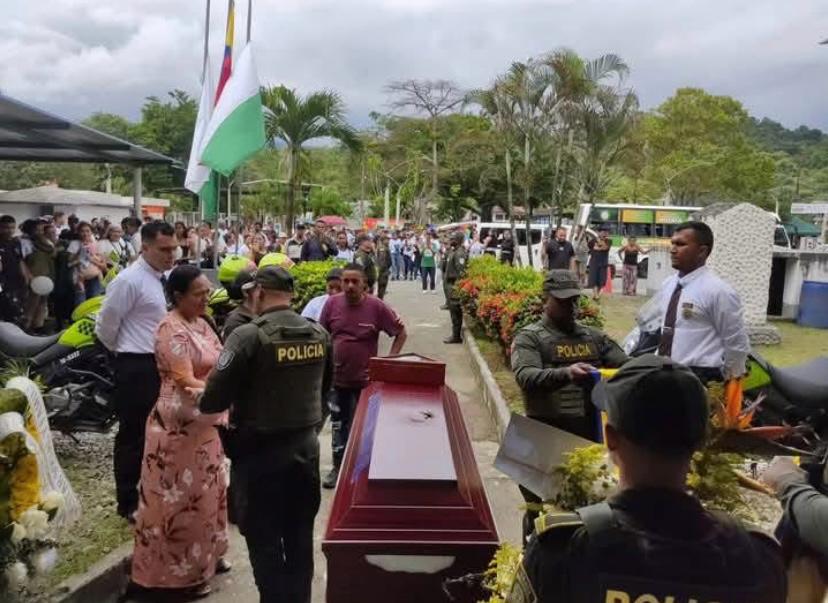 Multitudinario y emotivo adiós en Mutatá al policía Víctor Manuel Sánchez Zapata, asesinado por un francotirador en Cauca