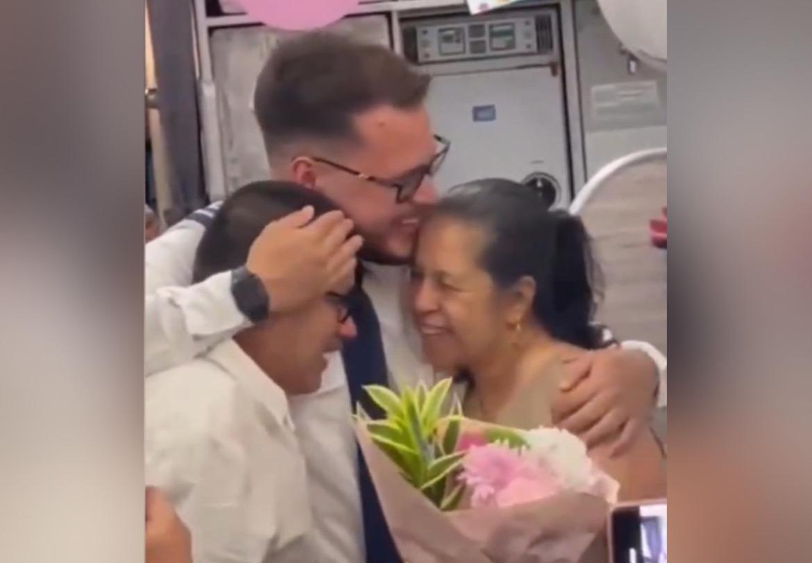 Piloto sorprende a sus padres en su primer vuelo comercial a San Andrés. Un gesto de amor y gratitud.