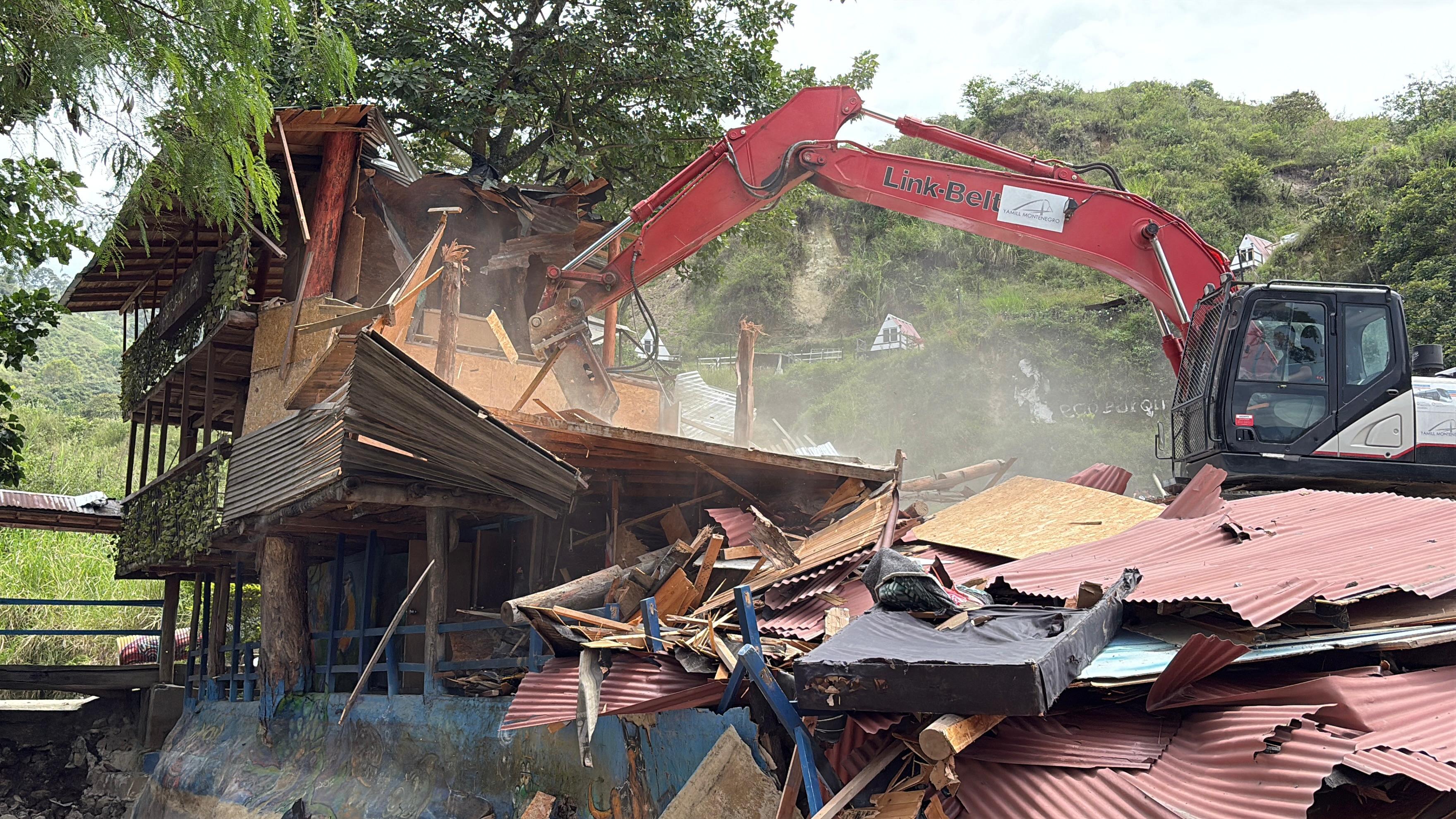 Demolieron "Ecoparque" ilegal: piscinas de concreto y desvío de quebrada afectaban el recurso hídrico y ponían en riesgo a la comunidad