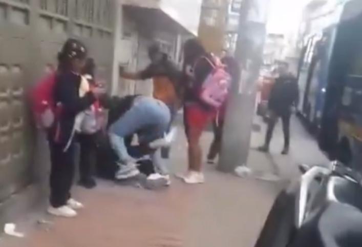 Mujer agrede a niña