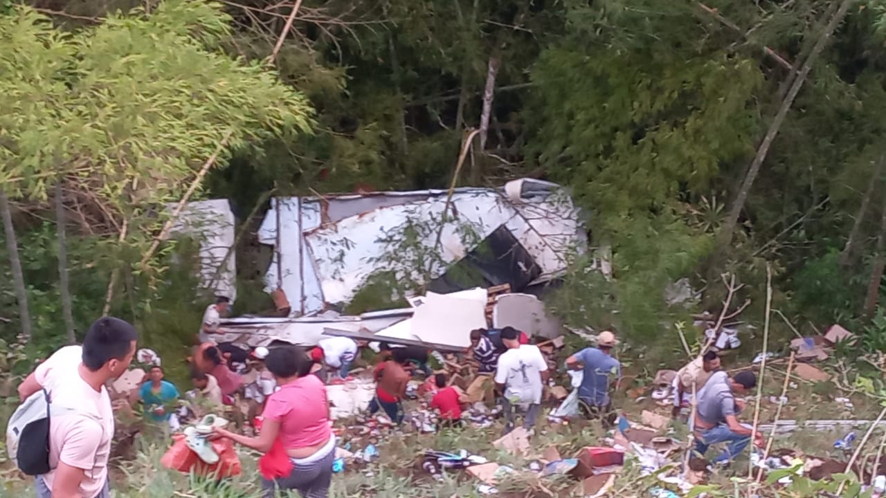 Camión que cayó a un barranco en el municipio de Jericó