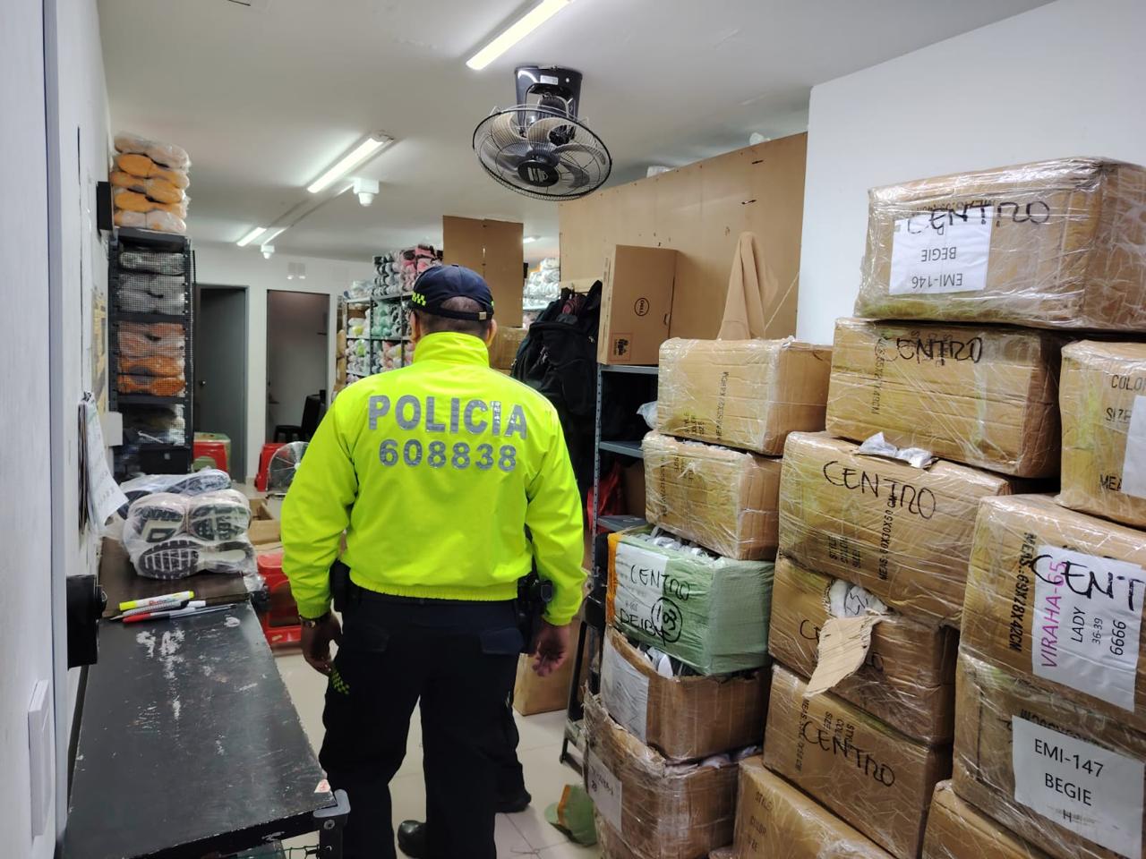 Iban a inundar el comercio de Medellín con casi sete mil pares de zapatos de contrabando