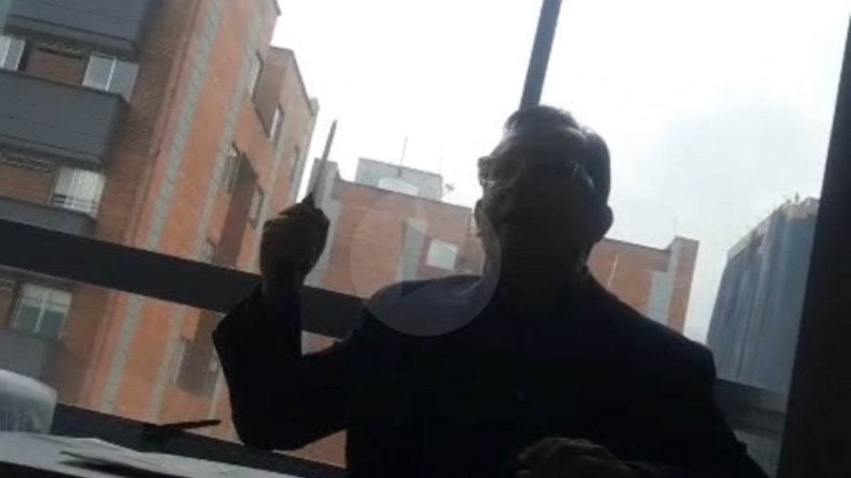Médico con cuchillo en la mano, captado en video denuncia