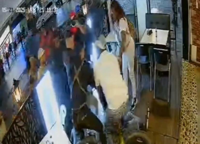 Frustran robo en Laureles: Ladrón de cadena de $12 millones terminó linchado