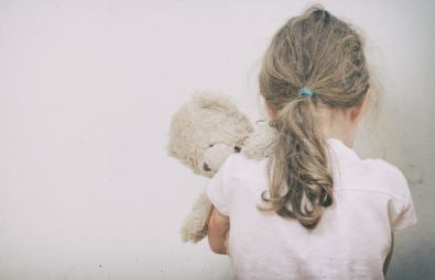 Prisión para madre que habría intentado estrangular a su hija con un cable y la sometía a constantes golpizas en Medellín