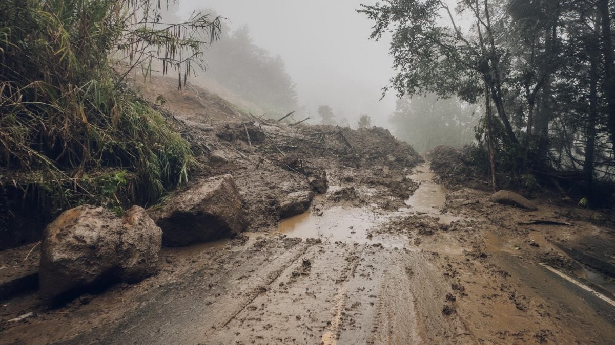 Vía cerrada en los Balsos, Medellín
