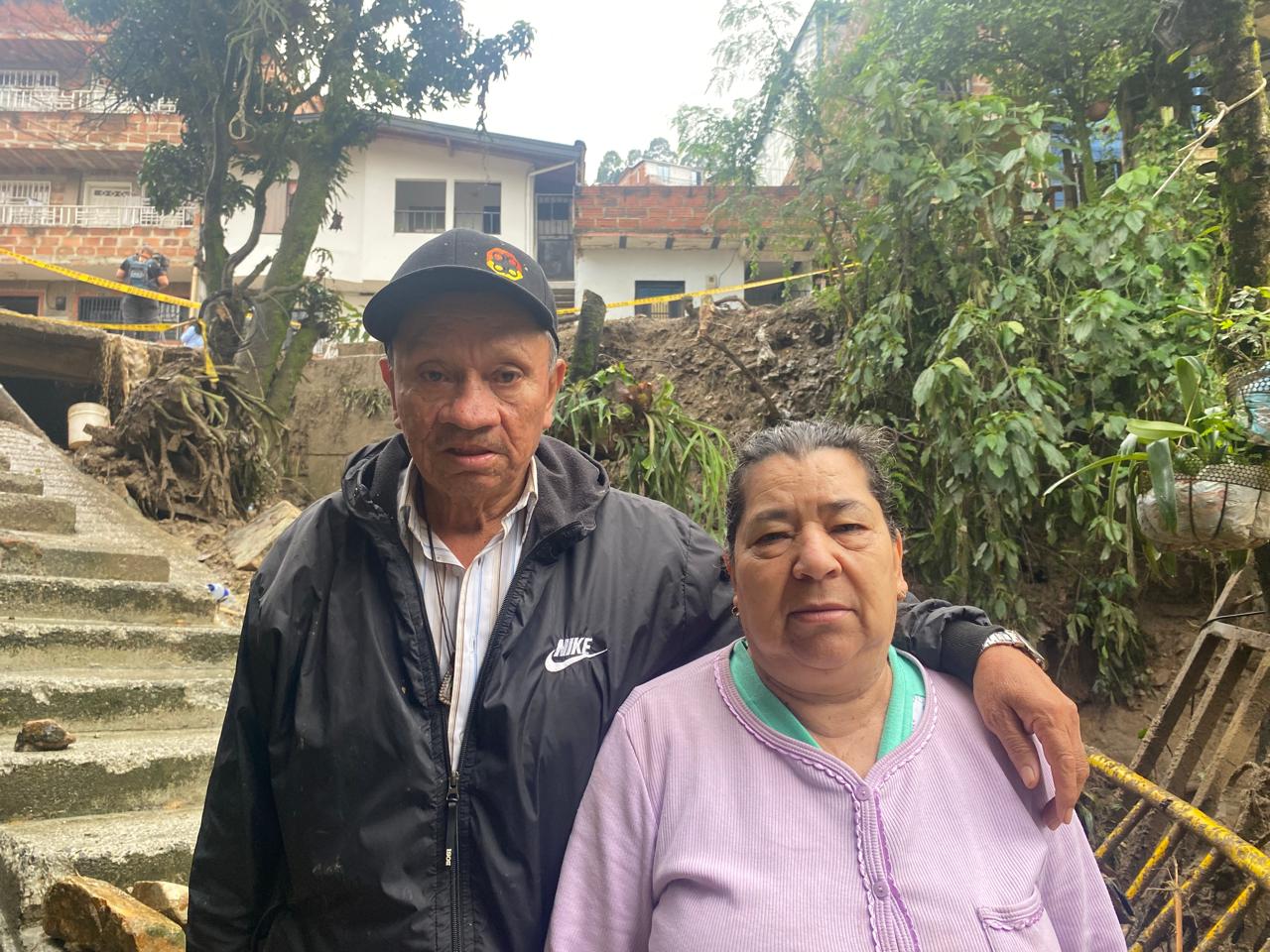 Pareja de abuelos abandonaron su hogar en alto riesgo tras desbordamiento de quebrada en Itagüí; la mujer estuvo a punto de ser arrastrada