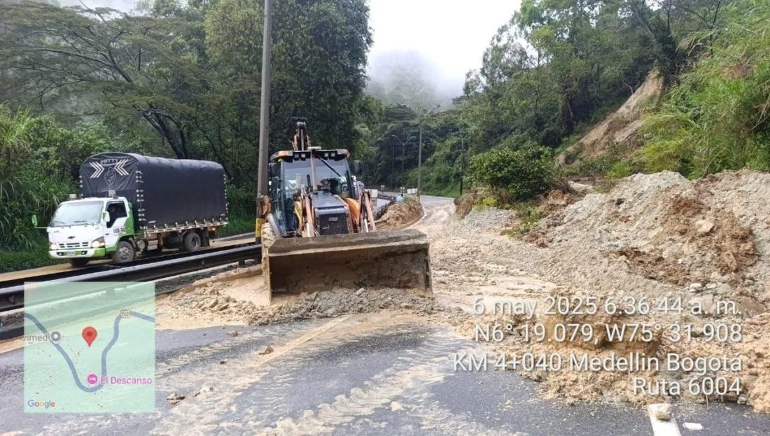 Deslizamiento de tierra en la vía Medellín - Bogotá