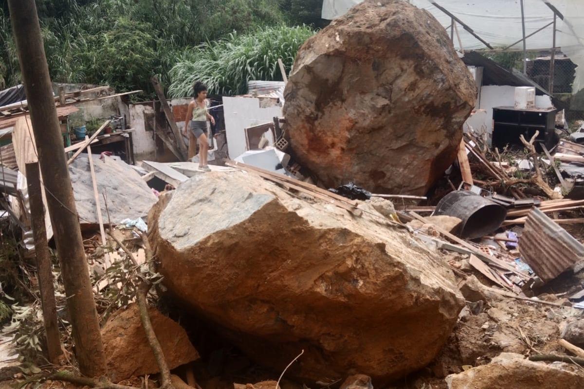 Roca casi aplasta a pareja de abuelos en Medellín