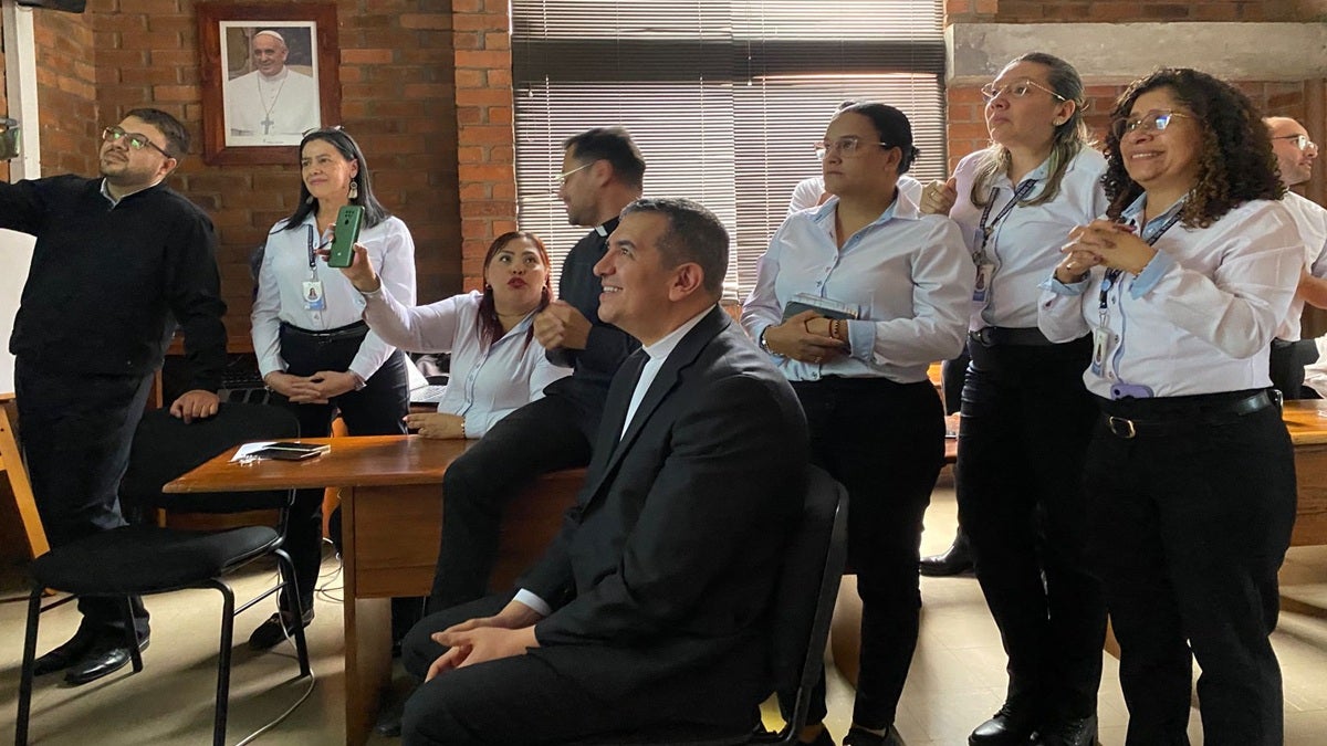 Con esperanza los feligreses en Medellín recibieron al nuevo pontífice. Aseguran que llegará a unir la iglesia católica.