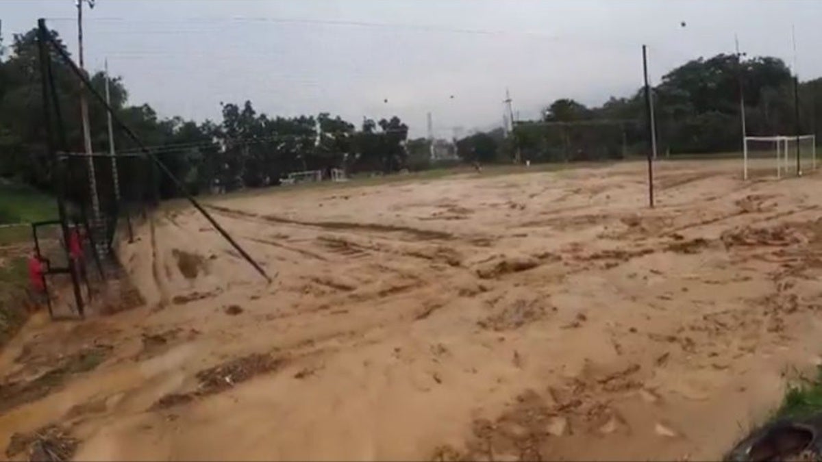 En la sede deportiva del Independiente Medellín, las canchas se cambiaron por campos de lodo por cuenta de las lluvias. Los empleados siguen sacando agua para que los jugadores puedan volver a entrenar en ese lugar.