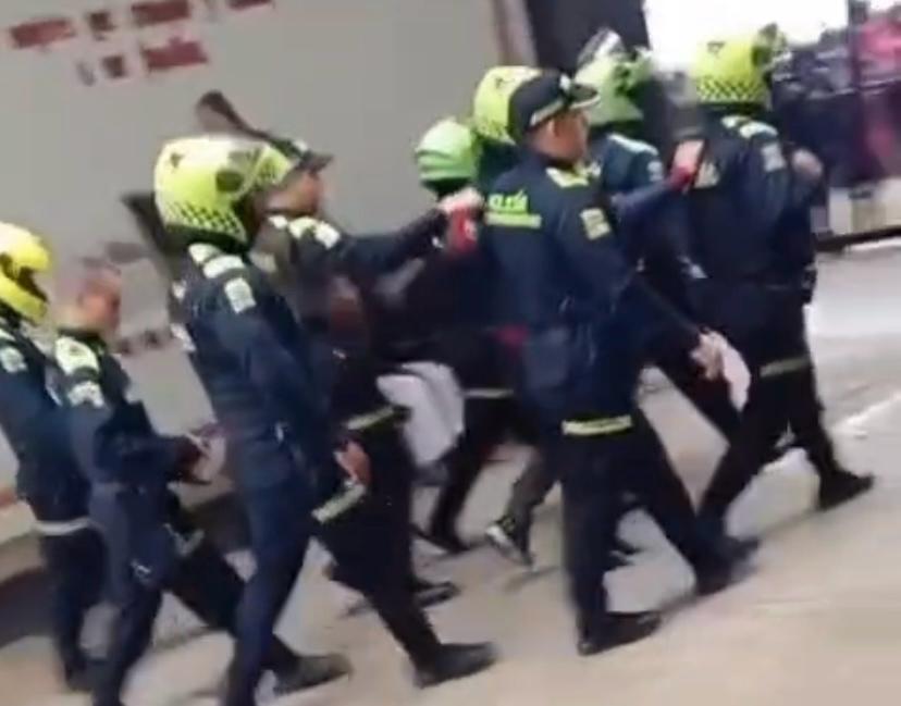 Tensión en colegio de Medellín: Policía escoltó a un profesor tras protesta por acusaciones de acoso sexual