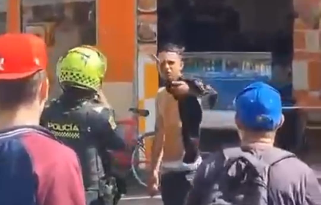 Casi lo matan de una puñalada en el ojo en Medellín: La policía capturó al supuesto agresor.
