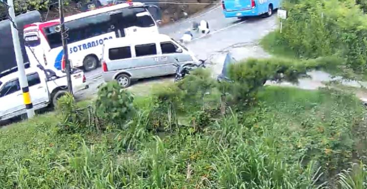 Violento choque en curva de La Ceja dejó un muerto y un herido