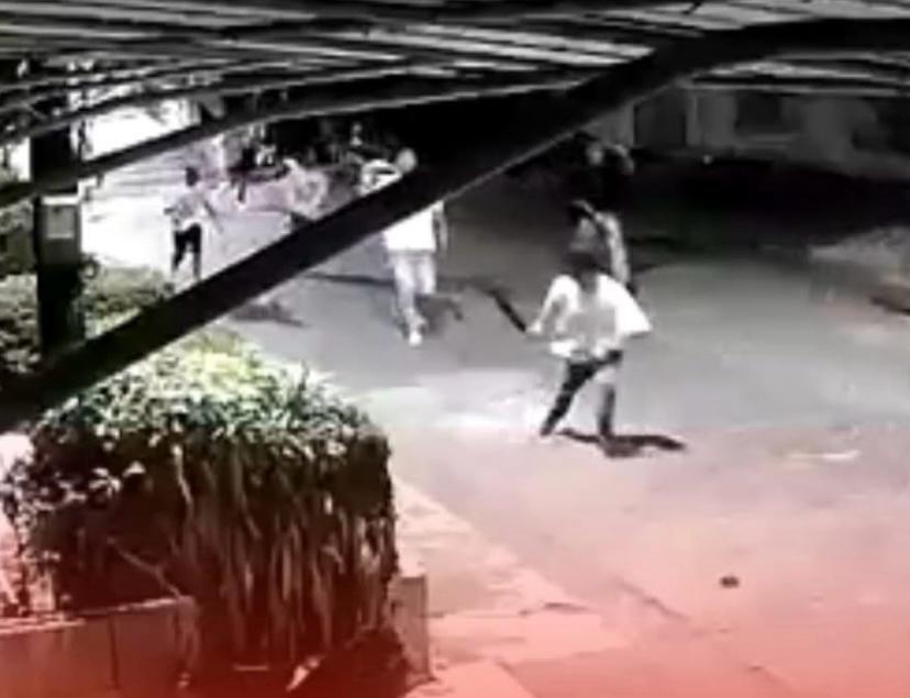 Video capta a lo que serían cinco atacantes que asesinaron a machetazos a un joven en Apartadó