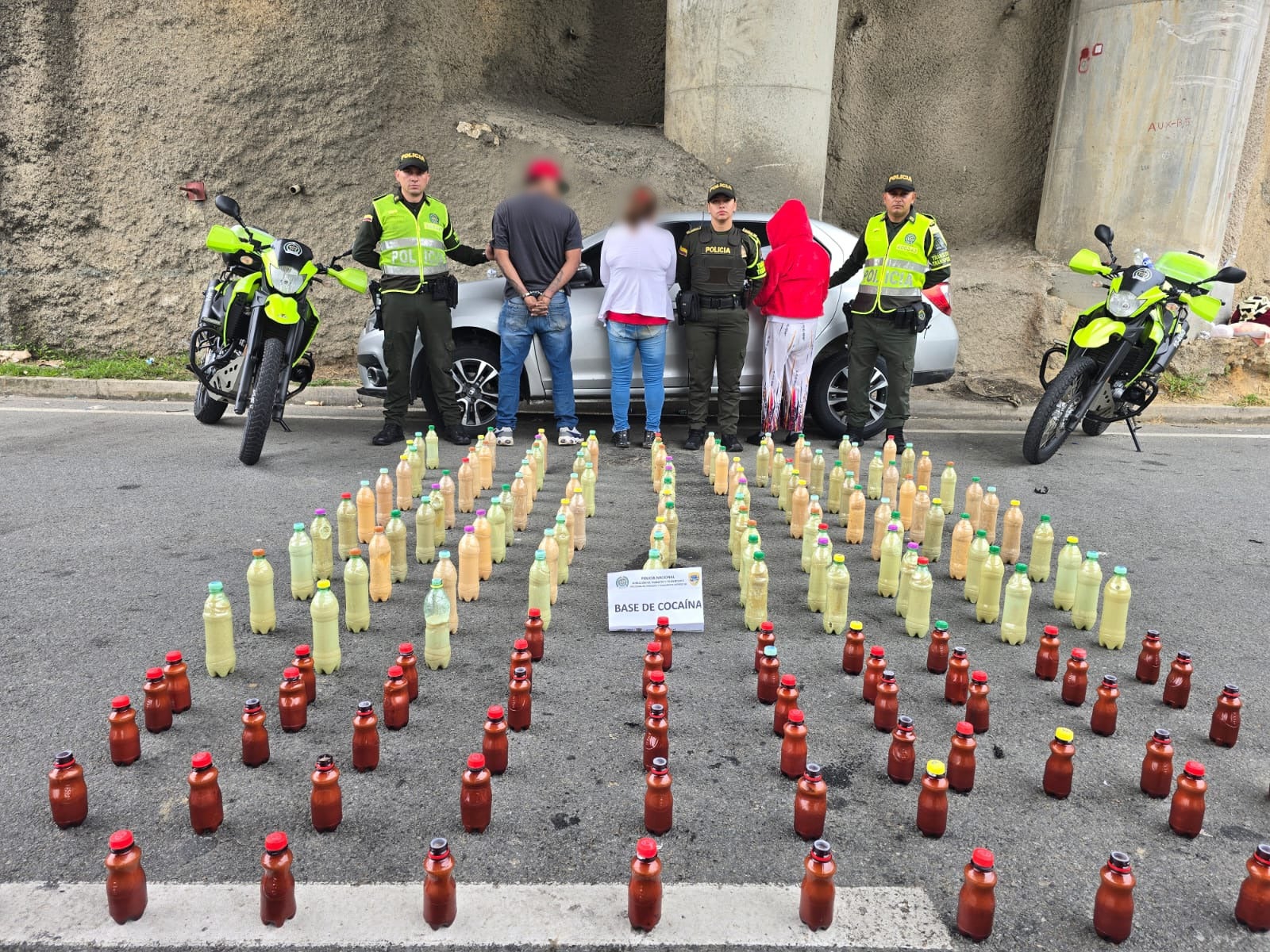 Cocaína embotellada: incautan 106 kilos de droga, ingeniosamente escondida y avaluada en 280 millones