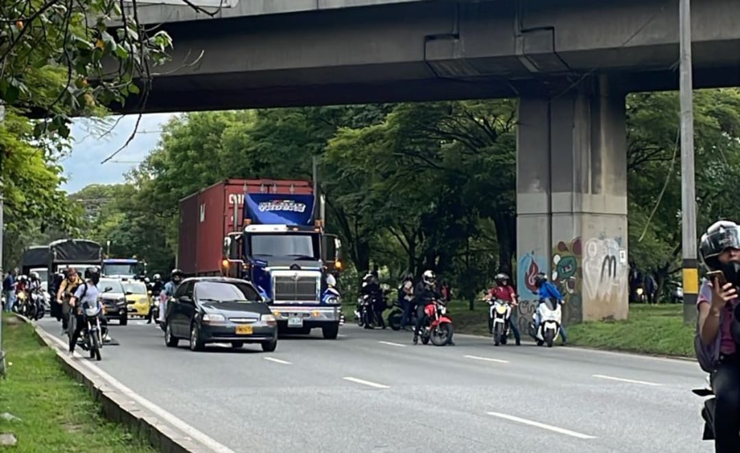 Mujer que iba en una moto murió embestida por un camión en Medellín