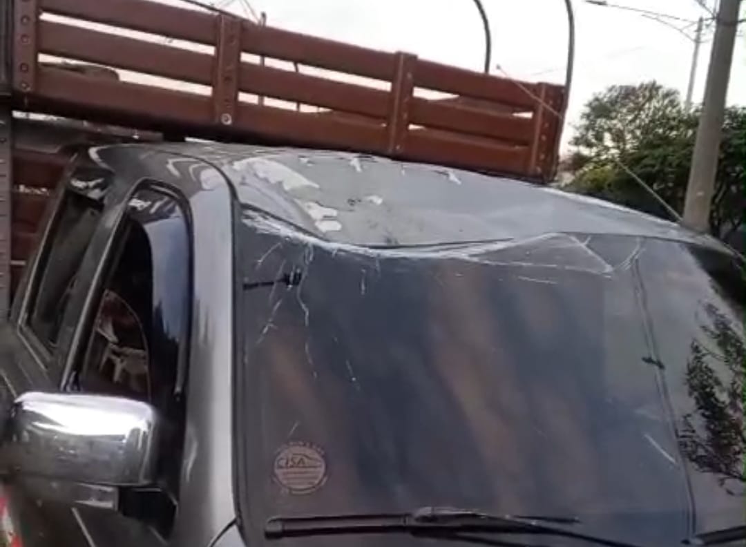 Enorme piedra casi mata a conductor en Medellín