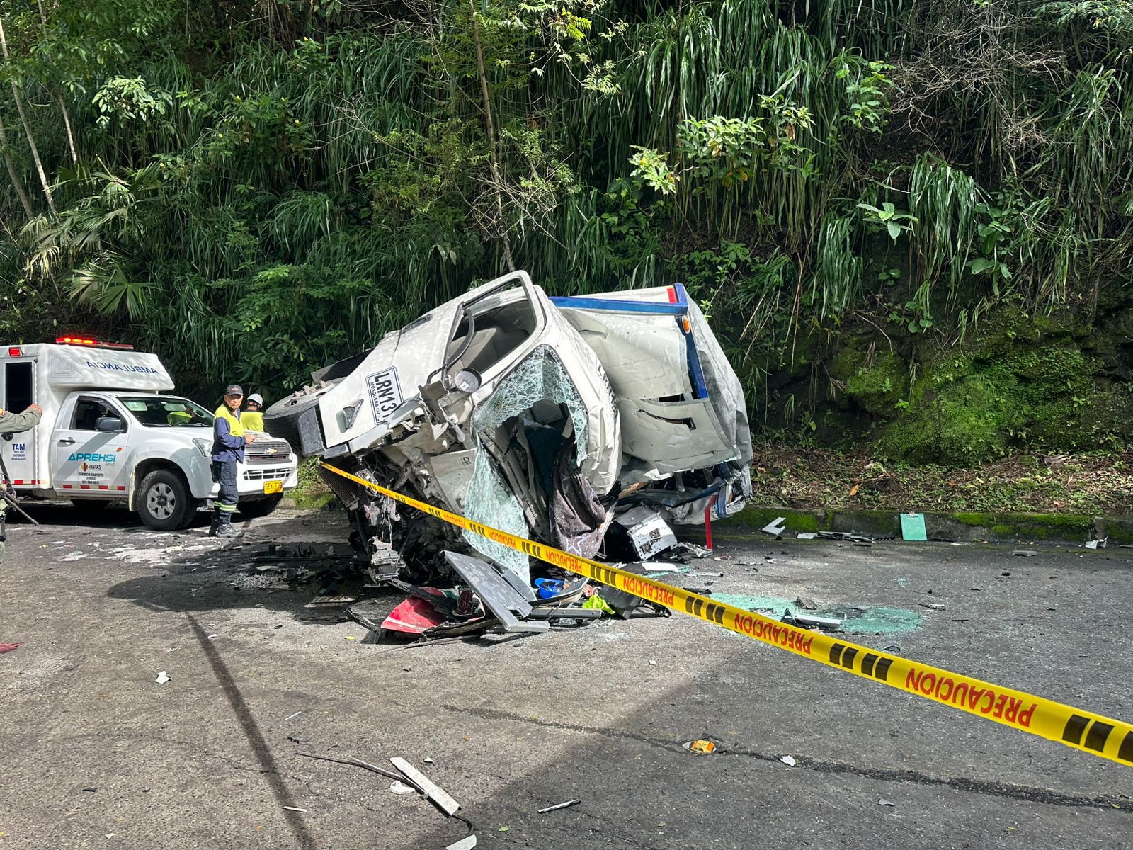 Bus invade carril contrario y causa accidente fatal en Tarazá: un muerto y cuatro heridos
