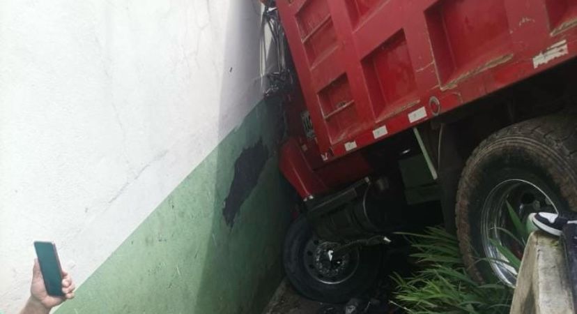 Volqueta se salió de la vía y chocó contra una vivienda en Manrique, Medellín