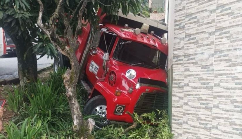 Volqueta se salió de la vía y chocó contra una vivienda en Manrique, Medellín