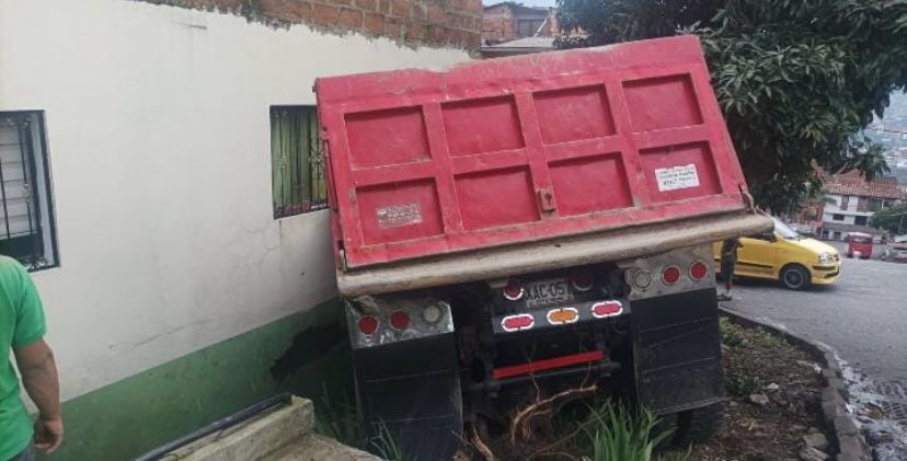 Volqueta se salió de la vía y chocó contra una vivienda en Manrique, Medellín