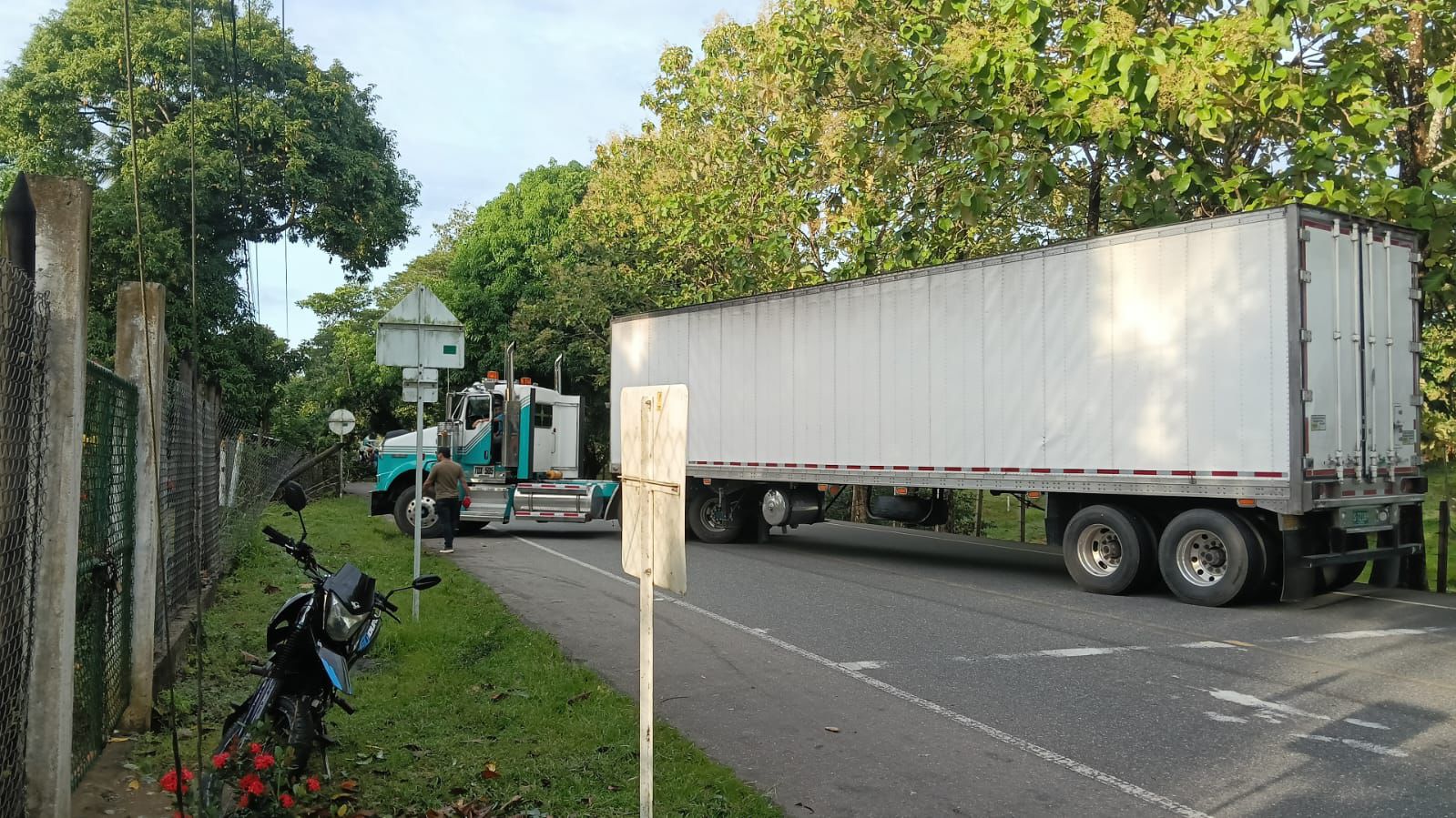 Bloqueo en vía Tarazá - Caucasia por protestas contra operativos mineros