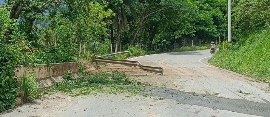 Policías atacados con explosivos