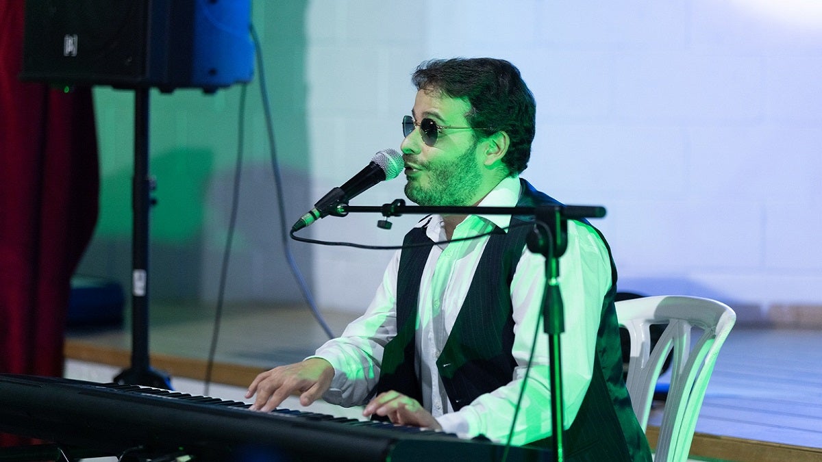 Juan Camilo Suárez, músico y cantautor invidente