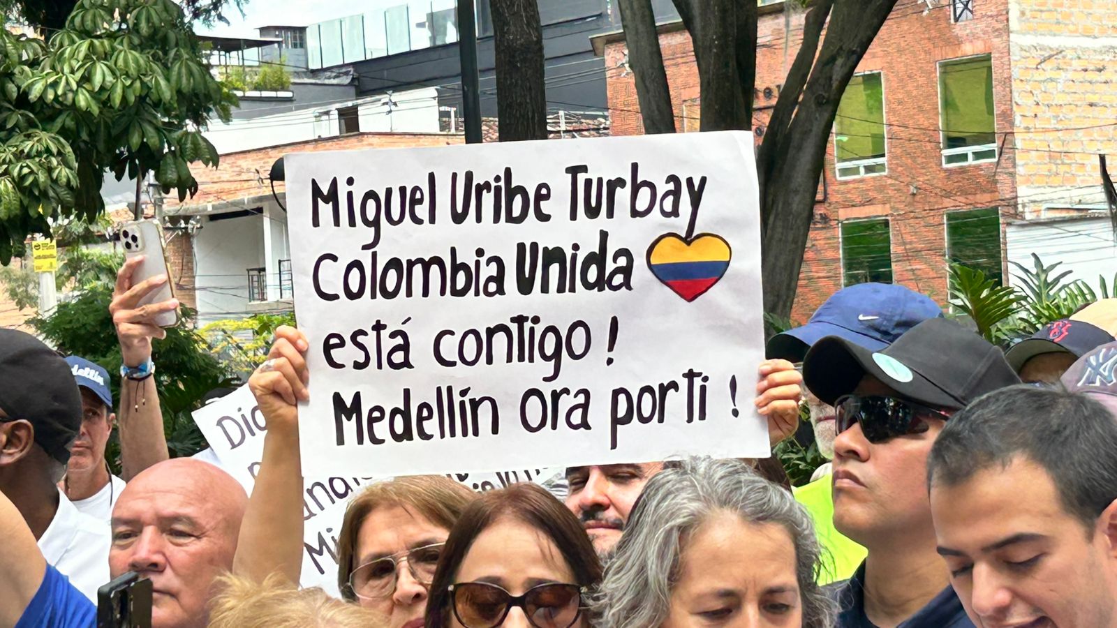Plantón en Medellín por salud de Miguel Uribe