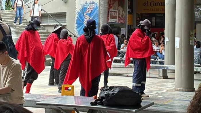 Personas encapuchadas en UNAL sede Medellín