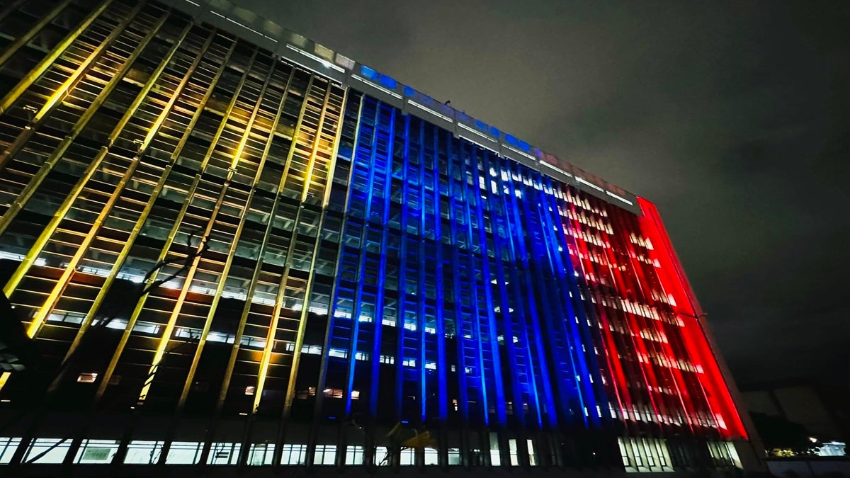 En un acto solidario y como rechazo por el ataque que sufrió Miguel Uribe, el edificio de la Gobernación de Antioquia se vistió con los colores de la bandera de Colombia en esta madrugada