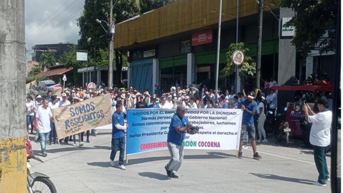 La comunidad de Puerto Triunfo, en el Magdalena Medio antioqueño, protesta en contra de la intención del presidente Petro de entregar la Hacienda Nápoles a la Unidad de Restitución de Tierras