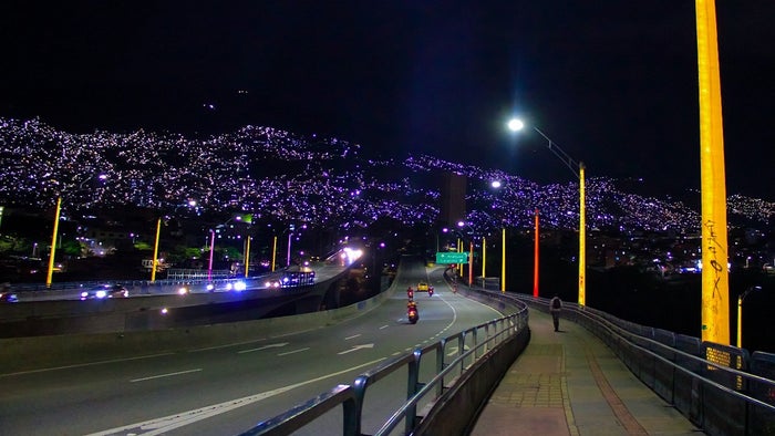 Iluminación en las vías de Medellín