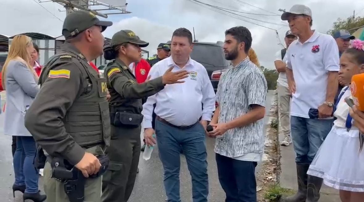 Reunión para levantar bloqueo en la vía Medellín - Bogotá